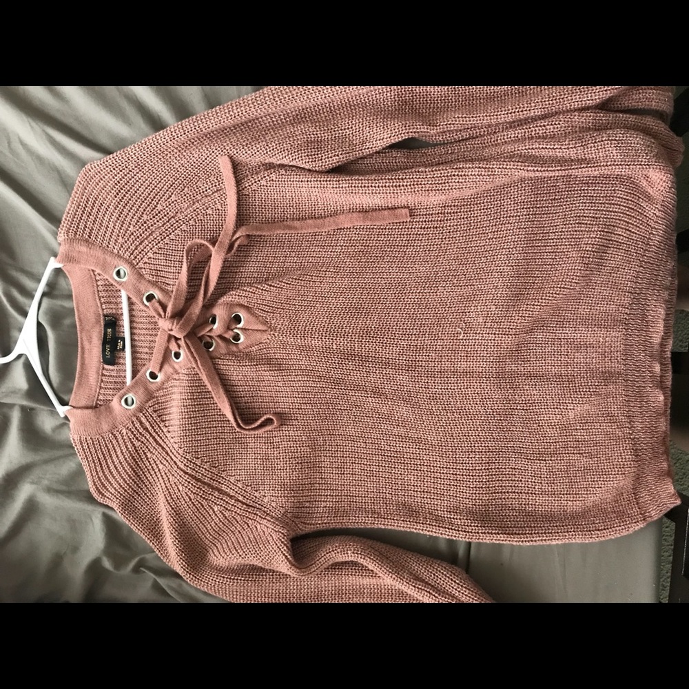 Cute cross cross derail sweater size 1x/2x